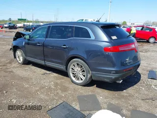 2014 Lincoln MKT EcoBoost z VIN 2LMHJ5ATXEBL57360, wystawiony jako IAAI lot #41976182 z przebiegiem 126 676 mil mil oraz . Historia ofert i sprzedaży dostępna na DreamBid. Obrazek 3.