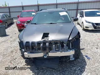 2018 Jeep Cherokee Latitude z VIN 1C4PJMCB8JD568944, wystawiony jako IAAI lot #42244217 z przebiegiem 34 945 mil mil oraz . Historia ofert i sprzedaży dostępna na DreamBid. Obrazek 12.