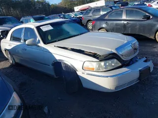 2006 Lincoln Town Car Signature Limited z VIN 1LNHM82VX6Y608760, wystawiony jako IAAI lot #41429926 z przebiegiem 84 464 mil mil oraz . Historia ofert i sprzedaży dostępna na DreamBid. Obrazek 1.