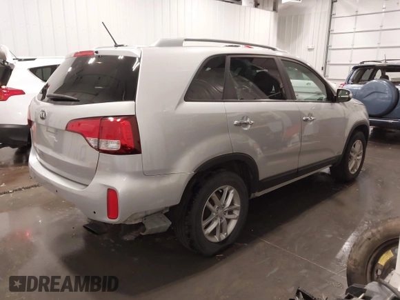 2014 Kia Sorento LX z VIN 5XYKTCA63EG524362, wystawiony jako IAAI lot #42264712 z przebiegiem 99 450 mil mil oraz . Historia ofert i sprzedaży dostępna na DreamBid. Obrazek 4.