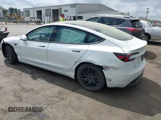 2025 Tesla Model 3 Long Range z VIN 5YJ3E1EAXSF929042, wystawiony jako IAAI lot #41929594 z przebiegiem 116 mil mil oraz . Historia ofert i sprzedaży dostępna na DreamBid. Obrazek 3.