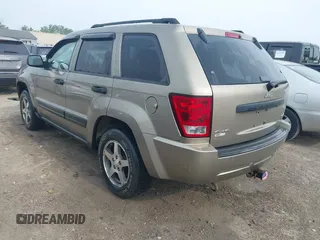 2005 Jeep Grand Cherokee Laredo z VIN 1J4GR48K75C719070, wystawiony jako IAAI lot #42673745 z przebiegiem 181 152 mil mil oraz . Historia ofert i sprzedaży dostępna na DreamBid. Obrazek 3.