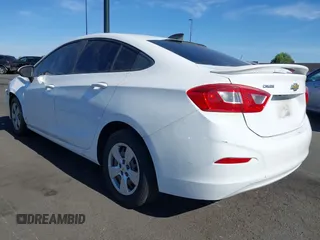 2017 Chevrolet Cruze LS z VIN 1G1BC5SMXH7181536, wystawiony jako IAAI lot #42317266 z przebiegiem 124 380 mil mil oraz . Historia ofert i sprzedaży dostępna na DreamBid. Obrazek 3.