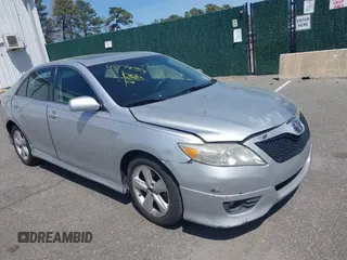 2011 Toyota Camry LE z VIN 4T1BF3EK5BU592411, wystawiony jako IAAI lot #42179753 z przebiegiem 303 788 mil mil oraz . Historia ofert i sprzedaży dostępna na DreamBid. Obrazek 1.
