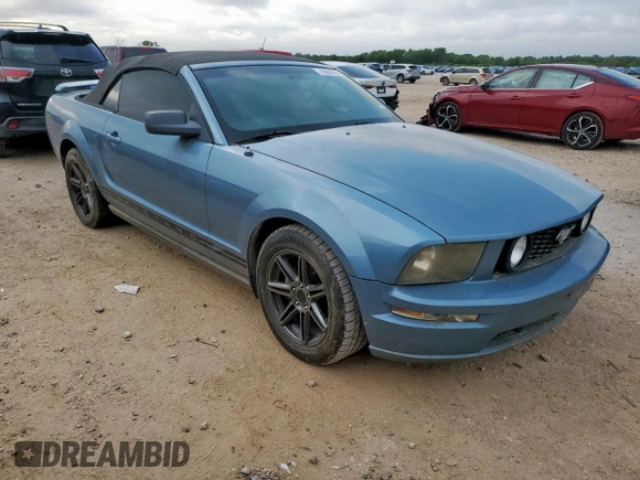 2005 Ford Mustang Deluxe z VIN 1ZVFT84N855220533, wystawiony jako Copart lot #58666635 z przebiegiem 169 200 mil mil oraz Czysty tytuł • Clean title. Historia ofert i sprzedaży dostępna na DreamBid. Obrazek 4.