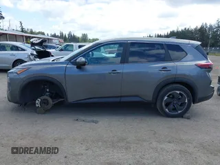 2024 Nissan Rogue SV z VIN 5N1BT3BA3RC672598, wystawiony jako IAAI lot #42279132 z przebiegiem 29 491 mil mil oraz . Historia ofert i sprzedaży dostępna na DreamBid. Obrazek 14.