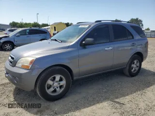 2009 Kia Sorento LX z VIN KNDJD735795867551, wystawiony jako Copart lot #58823685 z przebiegiem 229 693 mil mil oraz Szkoda całkowita • Salvage title. Historia ofert i sprzedaży dostępna na DreamBid. Obrazek 1.