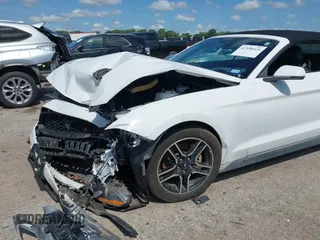 2018 Ford Mustang EcoBoost Premium z VIN 1FATP8UH3J5166286, wystawiony jako IAAI lot #42390424 z przebiegiem 92 077 mil mil oraz . Historia ofert i sprzedaży dostępna na DreamBid. Obrazek 6.