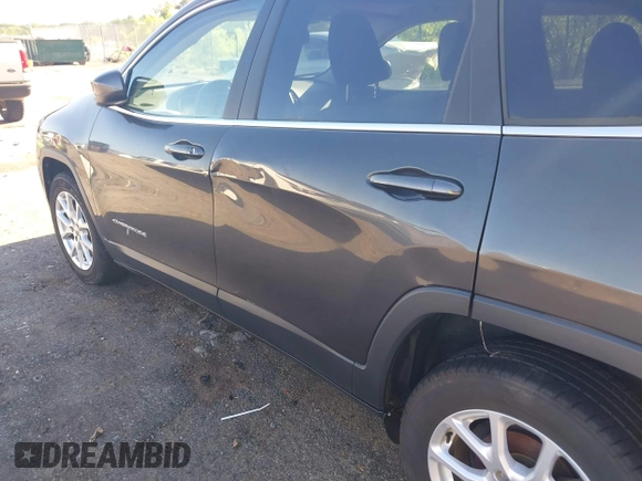 2016 Jeep Cherokee Latitude z VIN 1C4PJLCB6GW159039, wystawiony jako IAAI lot #42274817 z przebiegiem 136 269 mil mil oraz . Historia ofert i sprzedaży dostępna na DreamBid. Obrazek 6.