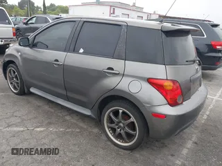 2005 Scion xA z VIN JTKKT624850109244, wystawiony jako IAAI lot #42171971 z przebiegiem 167 588 mil mil oraz . Historia ofert i sprzedaży dostępna na DreamBid. Obrazek 3.