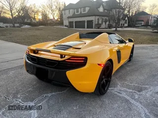 2015 McLaren 650S z VIN SBM11FAA4FW005324, wystawiony jako Copart lot #43651815 z przebiegiem 28 798 mil mil oraz Tytuł czysty. Historia ofert i sprzedaży dostępna na DreamBid. Obrazek 4.