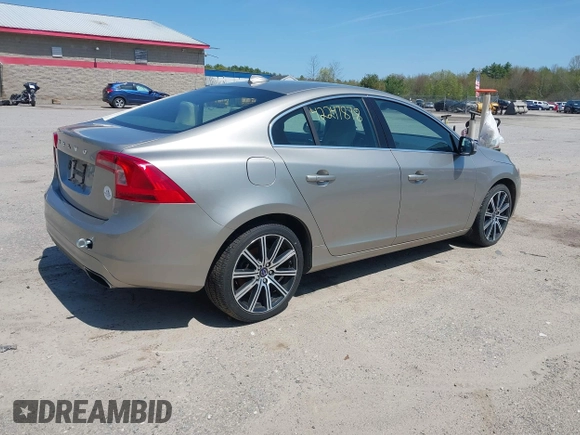 2015 Volvo S60 T5 Drive-E Premier z VIN YV126MFB8F2302747, wystawiony jako IAAI lot #42247878 z przebiegiem 95 591 mil mil oraz . Historia ofert i sprzedaży dostępna na DreamBid. Obrazek 4.