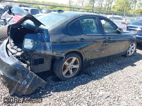 2015 BMW 3 Series 328i xDrive z VIN WBA3B5G52FNS14339, wystawiony jako IAAI lot #42218733 z przebiegiem Nie podano mil oraz . Historia ofert i sprzedaży dostępna na DreamBid. Obrazek 4.