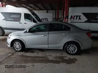 2019 Chevrolet Sonic LT z VIN 1G1JD5SB2K4144335, wystawiony jako IAAI lot #42479272 z przebiegiem 111 453 mil mil oraz . Historia ofert i sprzedaży dostępna na DreamBid. Obrazek 13.