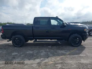 2024 Ram 2500 Laramie z VIN 3C6UR5FL3RG141327, wystawiony jako IAAI lot #41390825 z przebiegiem 8 002 mil mil oraz . Historia ofert i sprzedaży dostępna na DreamBid. Obrazek 13.