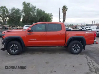 2017 Toyota Tacoma SR5 z VIN 3TMAZ5CN7HM050496, wystawiony jako IAAI lot #40958166 z przebiegiem 104 950 mil mil oraz . Historia ofert i sprzedaży dostępna na DreamBid. Obrazek 15.