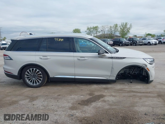 2023 Lincoln Aviator Reserve z VIN 5LM5J7WC0PGL29563, wystawiony jako IAAI lot #42219788 z przebiegiem 4 861 mil mil oraz . Historia ofert i sprzedaży dostępna na DreamBid. Obrazek 13.
