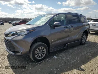 2022 Toyota Sienna XLE with VIN 5TDJRKEC5NS076312, listed as a Copart auction lot 48399325 with 19,969 mi miles and Salvage Title. Bid and sale history available at carsss.com. Image 1.