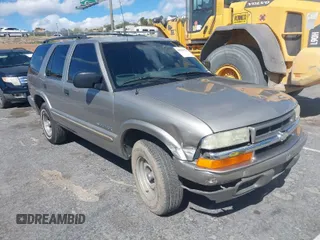2004 Chevrolet Blazer Fleet z VIN 1GNCS13X34K102142, wystawiony jako IAAI lot #41949173 z przebiegiem 132 595 mil mil oraz . Historia ofert i sprzedaży dostępna na DreamBid. Obrazek 1.