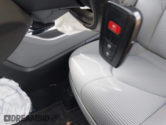 2021 Toyota Highlander L z VIN 5TDCZRBH0MS087637, wystawiony jako IAAI lot #41947861 z przebiegiem 22 626 mil mil oraz . Historia ofert i sprzedaży dostępna na DreamBid. Obrazek 11.