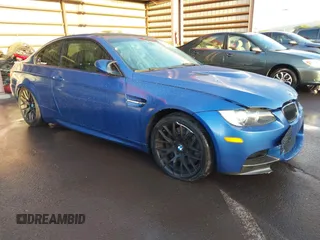 2013 BMW M3 z VIN WBSKG9C50DJ594307, wystawiony jako IAAI lot #41702669 z przebiegiem 80 609 mil mil oraz . Historia ofert i sprzedaży dostępna na DreamBid. Obrazek 1.