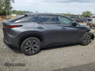 2024 Lexus RZ 450e Premium z VIN JTJAAAAB1RA024965, wystawiony jako Copart lot #54575025 z przebiegiem 4536 mil mil oraz Szkody całkowita. Historia ofert i sprzedaży dostępna na DreamBid. Obrazek 3.