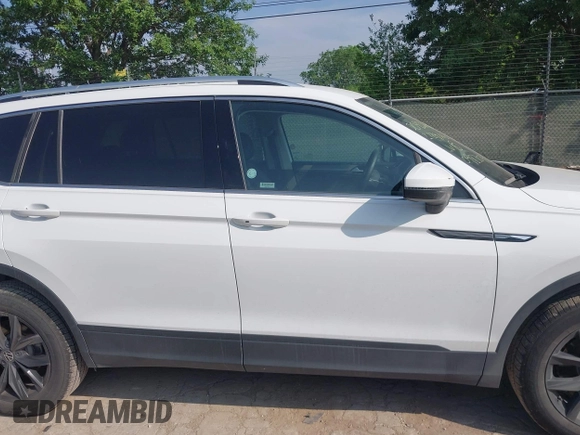 2024 Volkswagen Tiguan SE with VIN 3VV3B7AX9RM098307, listed as a IAAI auction lot 41941586 with 16,945 mi miles and . Bid and sale history available at DreamBid. Image 13.