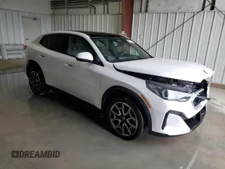2024 BMW X2 xDrive28i z VIN WBX63GM03R5Z89418, wystawiony jako Copart lot #57406055 z przebiegiem 15 854 mil mil oraz Tytuł czysty. Historia ofert i sprzedaży dostępna na DreamBid. Obrazek 4.