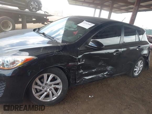 2012 Mazda 3 i Grand Touring z VIN JM1BL1M85C1608634, wystawiony jako IAAI lot #42213183 z przebiegiem 67 114 mil mil oraz . Historia ofert i sprzedaży dostępna na DreamBid. Obrazek 6.