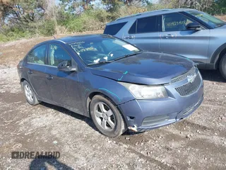 2014 Chevrolet Cruze 1LT z VIN 1G1PC5SB6E7262940, wystawiony jako IAAI lot #41933438 z przebiegiem 175 404 mil mil oraz . Historia ofert i sprzedaży dostępna na DreamBid. Obrazek 1.