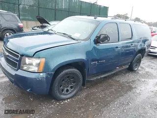 2007 Chevrolet Suburban LTZ with VIN 3GNFC16087G164902, listed as a IAAI auction lot 40918783 with 999,999 mi miles. Bid and sale history available at carsss.com. Image 2.