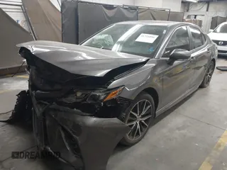 2022 Toyota Camry SE with VIN 4T1T11AK3NU717312, listed as a IAAI auction lot 41721896 with 29,923 mi miles. Bid and sale history available at carsss.com. Image 2.