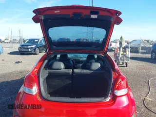 2013 Hyundai Veloster Turbo z VIN KMHTC6AE3DU169229, wystawiony jako IAAI lot #42087798 z przebiegiem 120 741 mil mil oraz . Historia ofert i sprzedaży dostępna na DreamBid. Obrazek 17.