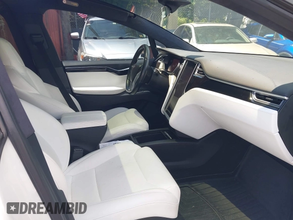 2017 Tesla Model X 90D z VIN 5YJXCBE25HF078198, wystawiony jako IAAI lot #42470050 z przebiegiem 66 850 mil mil oraz . Historia ofert i sprzedaży dostępna na DreamBid. Obrazek 5.
