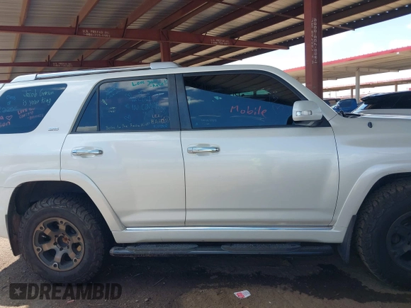 2011 Toyota 4Runner Trail z VIN JTEBU5JR6B5043167, wystawiony jako IAAI lot #42400681 z przebiegiem 265 137 mil mil oraz . Historia ofert i sprzedaży dostępna na DreamBid. Obrazek 13.