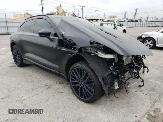 2023 Aston Martin DBX 707 z VIN SD7VUJBW2PTV06486, wystawiony jako Copart lot #55818283 z przebiegiem Nie podano mil oraz . Historia ofert i sprzedaży dostępna na DreamBid. Obrazek 4.