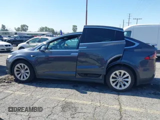 2016 Tesla Model X 70D z VIN 5YJXCAE25GF018477, wystawiony jako IAAI lot #42208404 z przebiegiem 99 380 mil mil oraz . Historia ofert i sprzedaży dostępna na DreamBid. Obrazek 14.