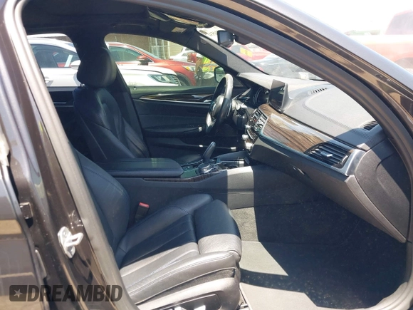 2017 BMW 5 Series 540i z VIN WBAJE5C33HG916941, wystawiony jako IAAI lot #42504534 z przebiegiem 115 127 mil mil oraz . Historia ofert i sprzedaży dostępna na DreamBid. Obrazek 5.