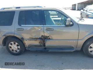 2004 Lincoln Aviator Luxury z VIN 5LMEU68H74ZJ01196, wystawiony jako IAAI lot #41853470 z przebiegiem 102 112 mil mil oraz . Historia ofert i sprzedaży dostępna na DreamBid. Obrazek 13.