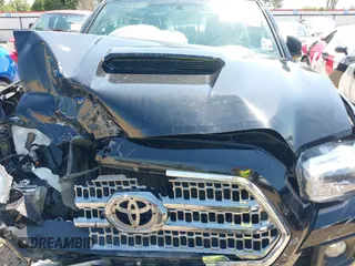 2017 Toyota Tacoma SR5 z VIN 5TFAZ5CNXHX048879, wystawiony jako IAAI lot #42157227 z przebiegiem 119 932 mil mil oraz . Historia ofert i sprzedaży dostępna na DreamBid. Obrazek 10.