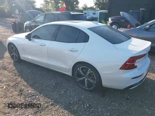 2024 Volvo S60 Plus Dark Theme z VIN 7JRL12TL6RG310347, wystawiony jako IAAI lot #40331210 z przebiegiem 1 259 mil mil oraz . Historia ofert i sprzedaży dostępna na DreamBid. Obrazek 3.