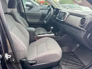 2023 Toyota Tacoma SR5 z VIN 3TMAZ5CN2PM196688, wystawiony jako Copart lot #58993285 z przebiegiem 4331 mil mil oraz Szkody całkowita. Historia ofert i sprzedaży dostępna na DreamBid. Obrazek 5.