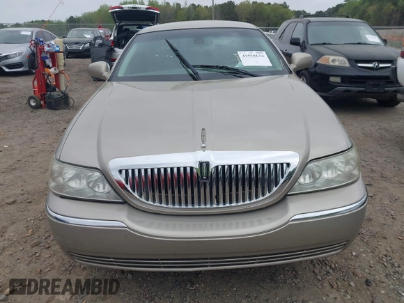 2003 Lincoln Town Car Signature z VIN 1LNHM82W73Y645995, wystawiony jako IAAI lot #41958634 z przebiegiem 172 960 mil mil oraz . Historia ofert i sprzedaży dostępna na DreamBid. Obrazek 12.