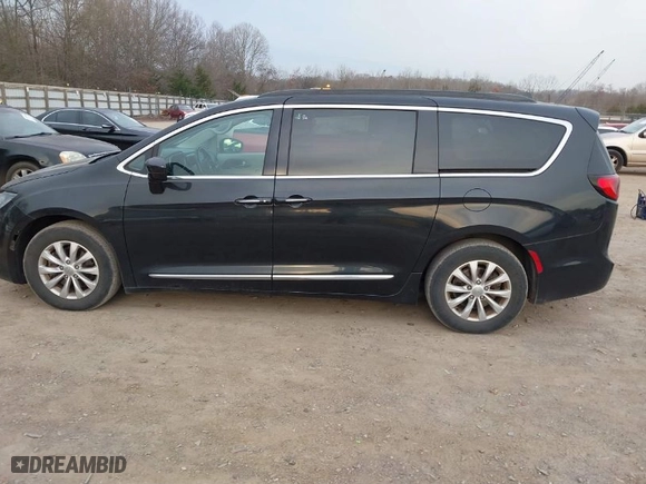 2017 Chrysler Pacifica Touring-L with VIN 2C4RC1BG8HR569467, listed as a IAAI auction lot 41720213 with NaN miles. Bid and sale history available at carsss.com. Image 14.