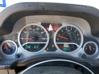 2007 Jeep Wrangler Sahara z VIN 1J4FA54177L183617, wystawiony jako Copart lot #49660785 z przebiegiem 178 846 mil mil oraz Szkoda całkowita • Salvage title. Historia ofert i sprzedaży dostępna na DreamBid. Obrazek 9.