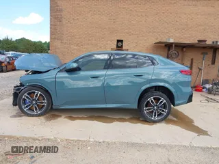 2025 BMW X2 xDrive28i z VIN WBX63GM01S5075478, wystawiony jako IAAI lot #41919737 z przebiegiem 219 mil mil oraz . Historia ofert i sprzedaży dostępna na DreamBid. Obrazek 14.