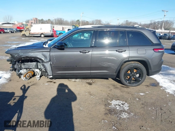 2024 Jeep Grand Cherokee Limited with VIN 1C4RJHBG3R8586947, listed as a IAAI auction lot 41172584 with 3,565 mi miles and . Bid and sale history available at DreamBid. Image 15.