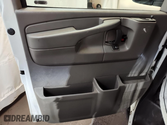 2015 Chevrolet Express Cargo z VIN 1GCZGTCG8F1152043, wystawiony jako IAAI lot #42889455 z przebiegiem 91 058 mil mil oraz . Historia ofert i sprzedaży dostępna na DreamBid. Obrazek 2.
