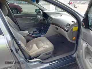 2005 Volvo S80 with VIN YV1TS592351393741, listed as a IAAI auction lot 41463037 with 1 mi miles. Bid and sale history available at carsss.com. Image 5.