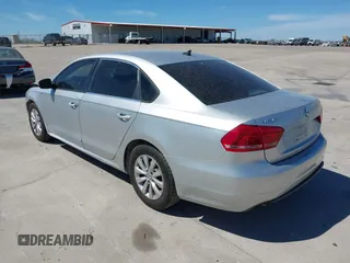 2014 Volkswagen Passat S z VIN 1VWAT7A32EC120334, wystawiony jako IAAI lot #41797929 z przebiegiem 162 246 mil mil oraz . Historia ofert i sprzedaży dostępna na DreamBid. Obrazek 3.
